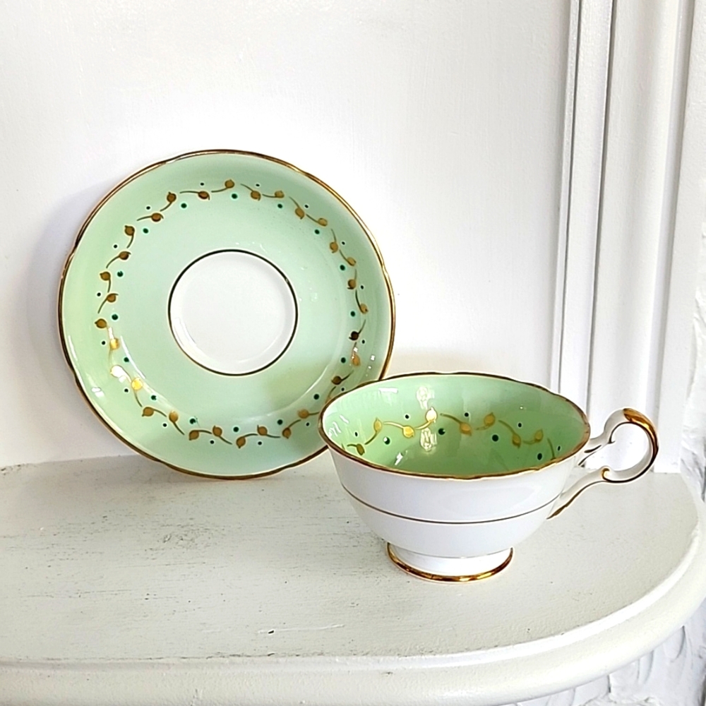 VINTAGE Royal Grafton Fine Bone China Made in England Floral Tea Cup